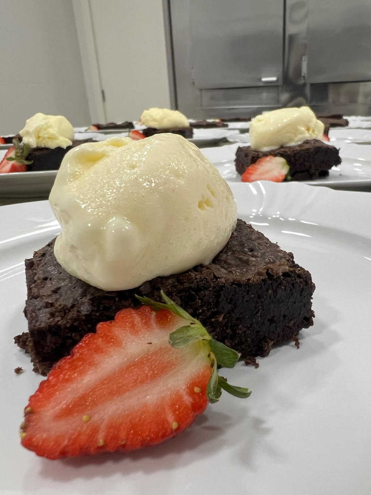 Brownie com sorvete e morangos, sobremesa da Chef Helô