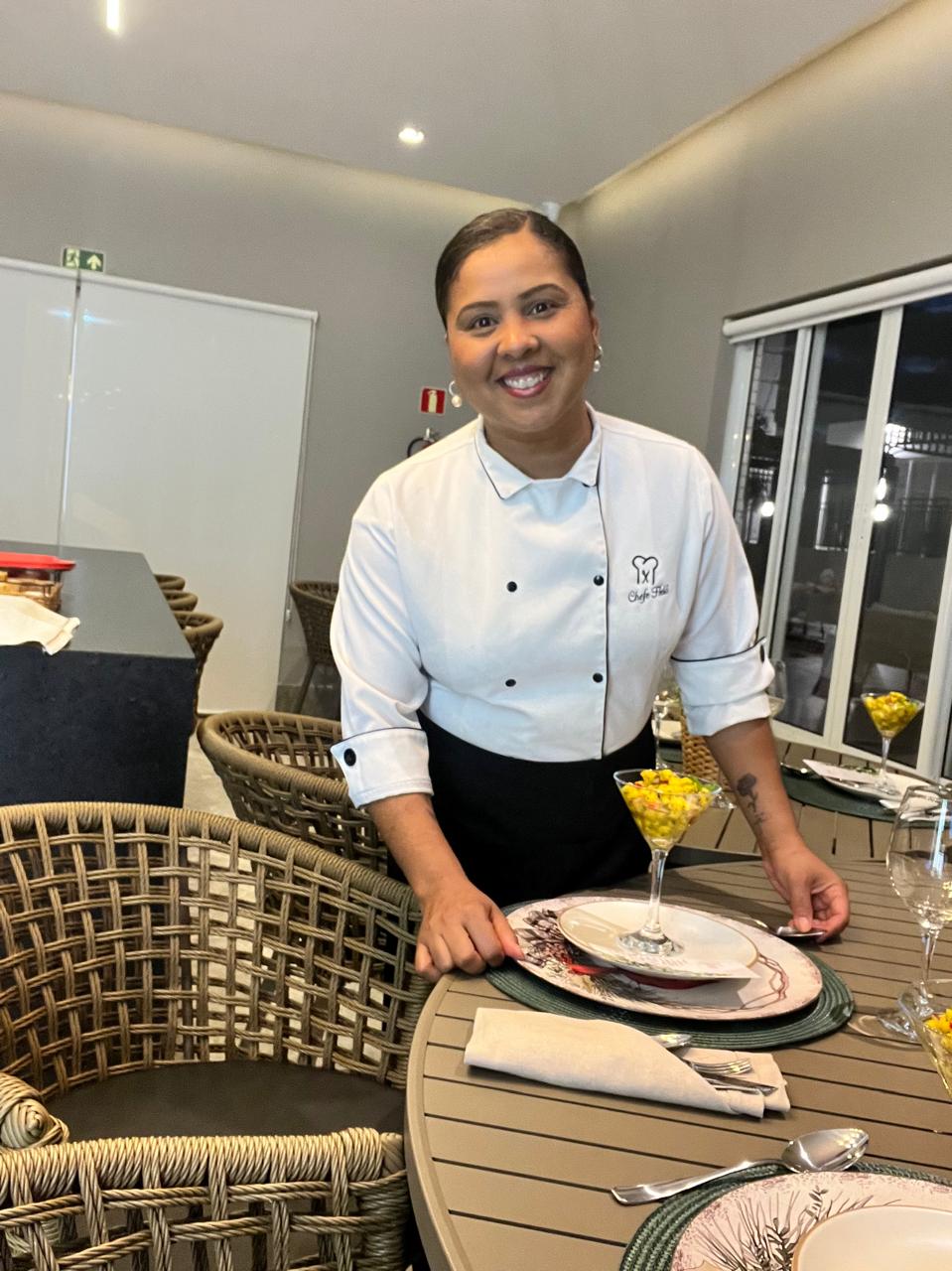 Chef Heloise Ferreira concentrada durante um preparo