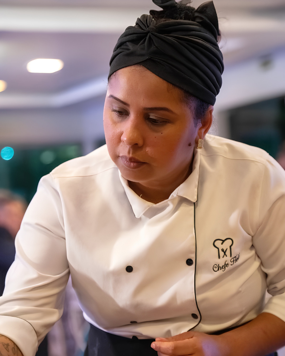 Chef Heloise Ferreira concentrada durante um atendimento