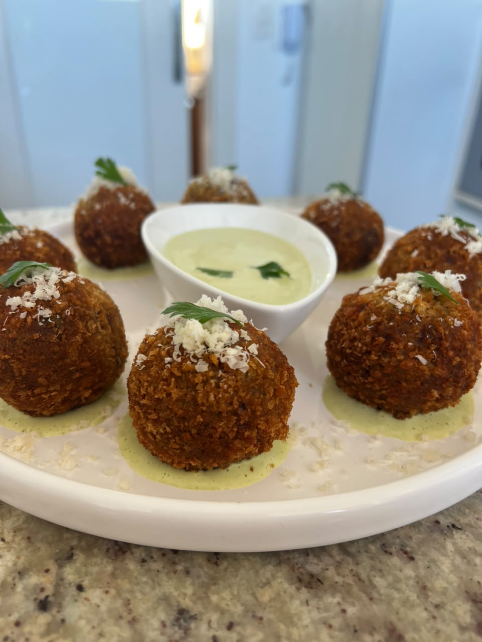 Bolinhas crocantes com molho servidas como finger food