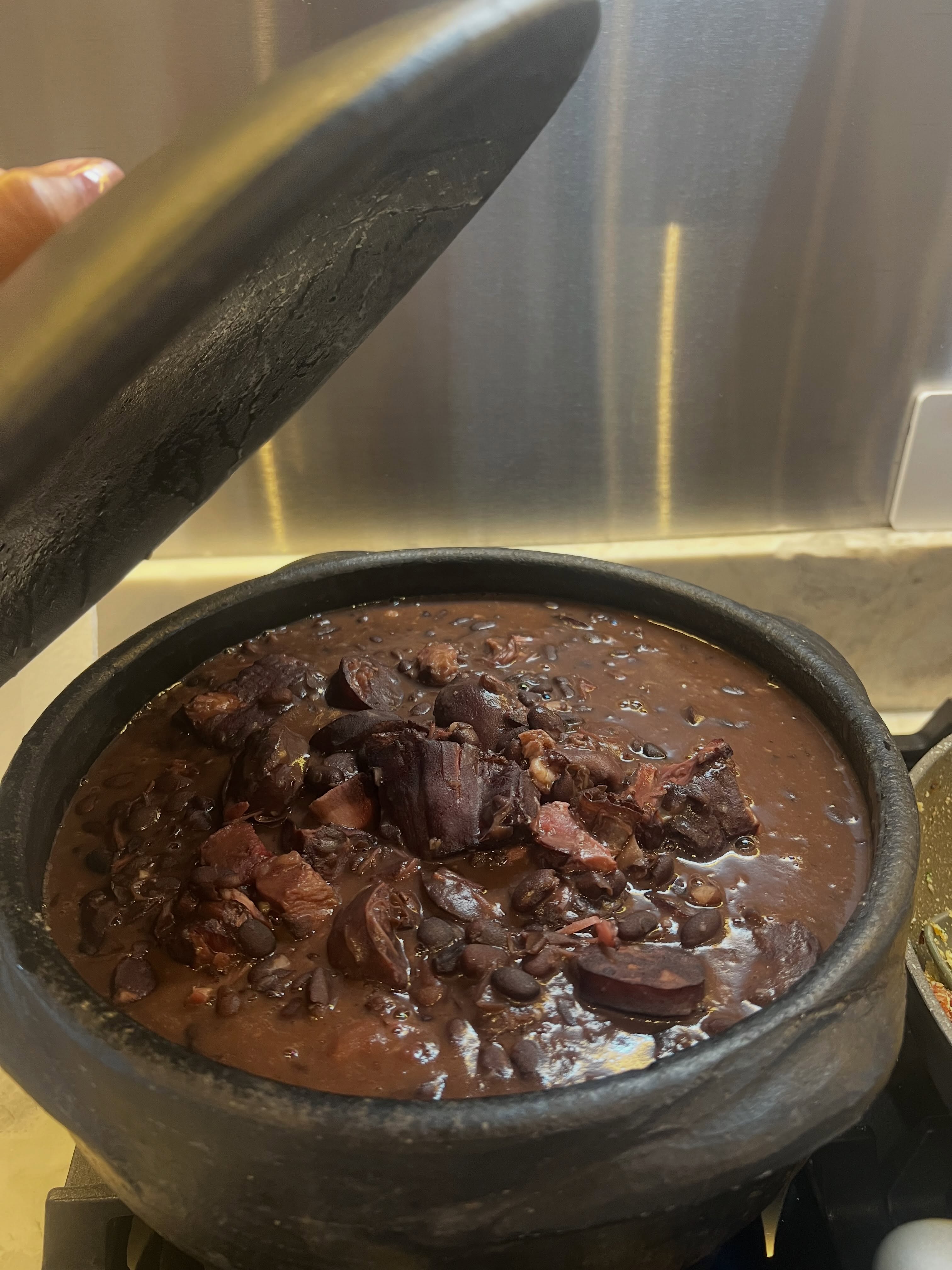 Feijoada artesanal na panela de barro da Chef Helô