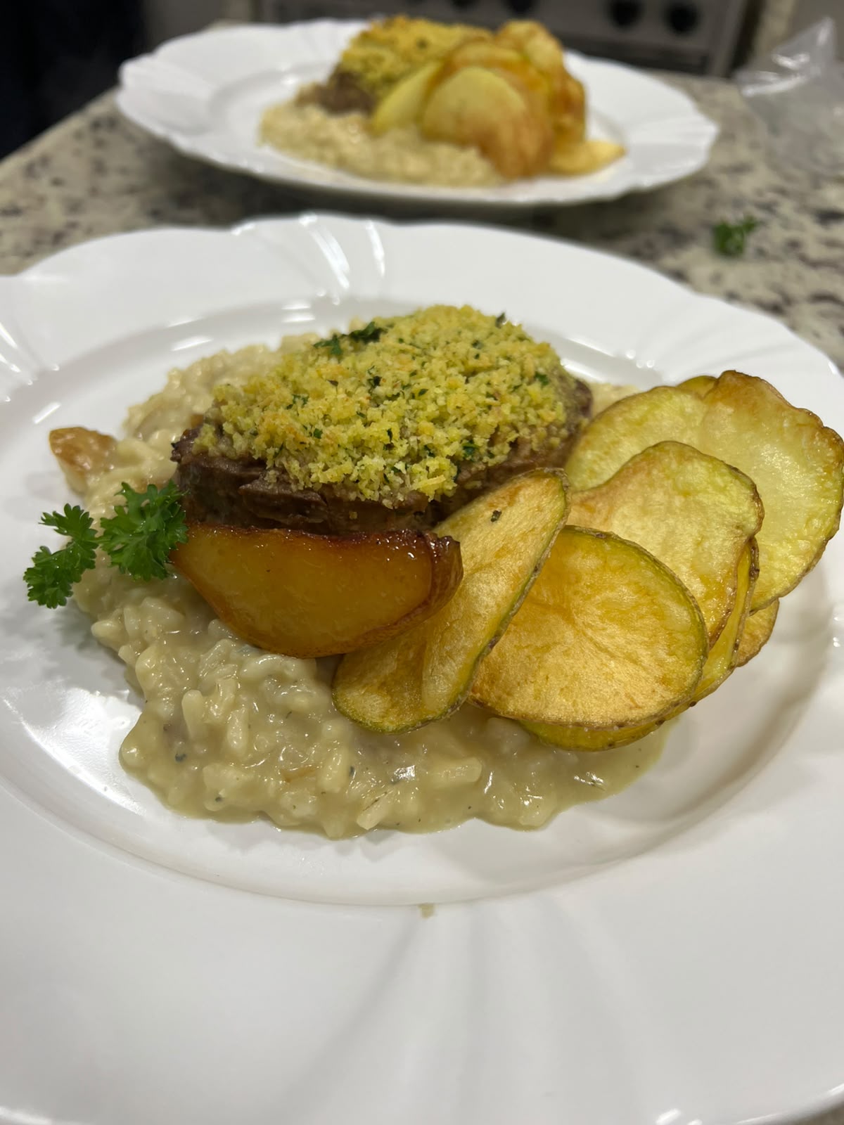 Filé com crosta de ervas sobre risoto, prato autoral da Chef Helô