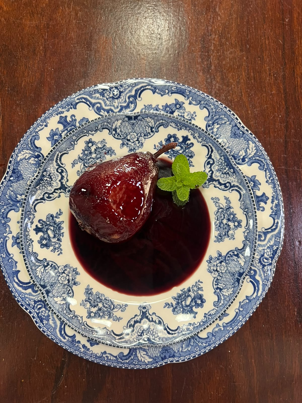 Pera pochê ao vinho tinto, sobremesa autoral da Chef Helô
