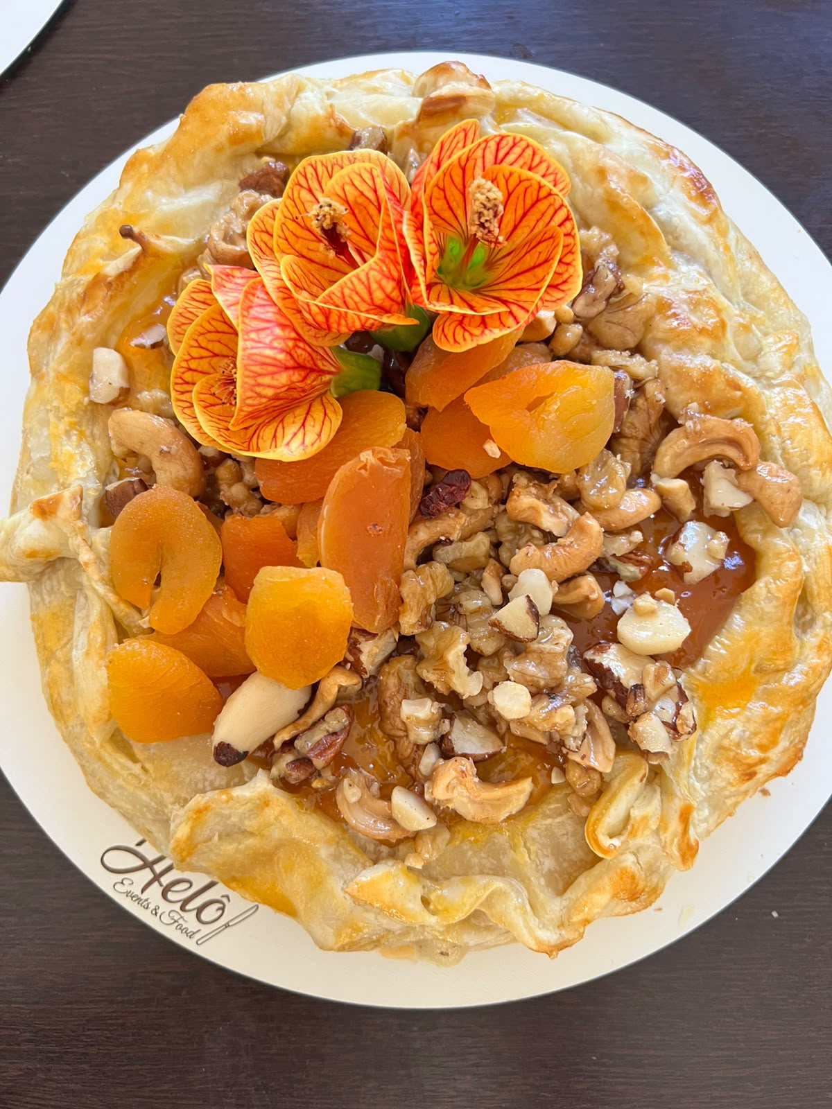 Torta de frutas secas e flores comestíveis da Helô Events & Food